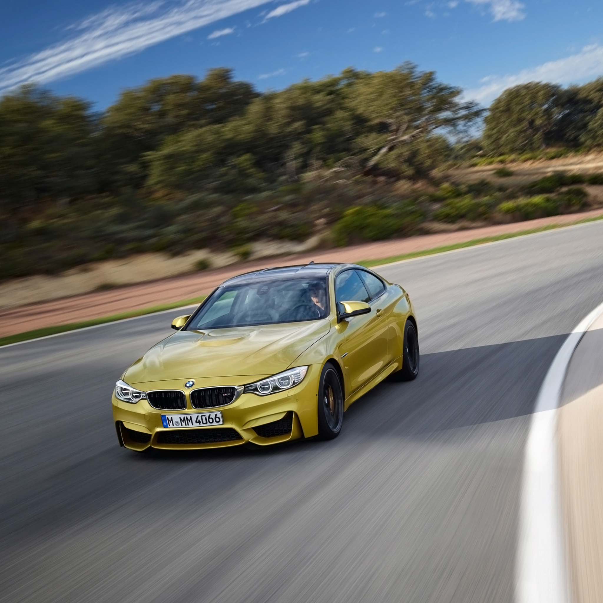 Обои 2014 BMW M4 Coupe In Motion 2048x2048