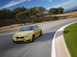 Sfondi 2014 BMW M4 Coupe In Motion 320x240