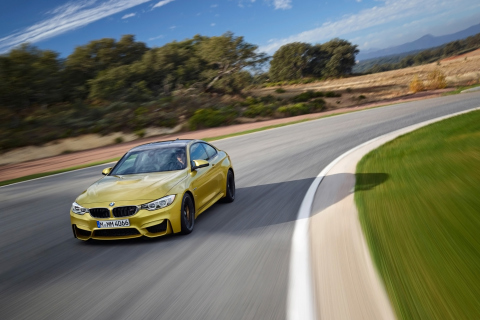 2014 BMW M4 Coupe In Motion wallpaper 480x320