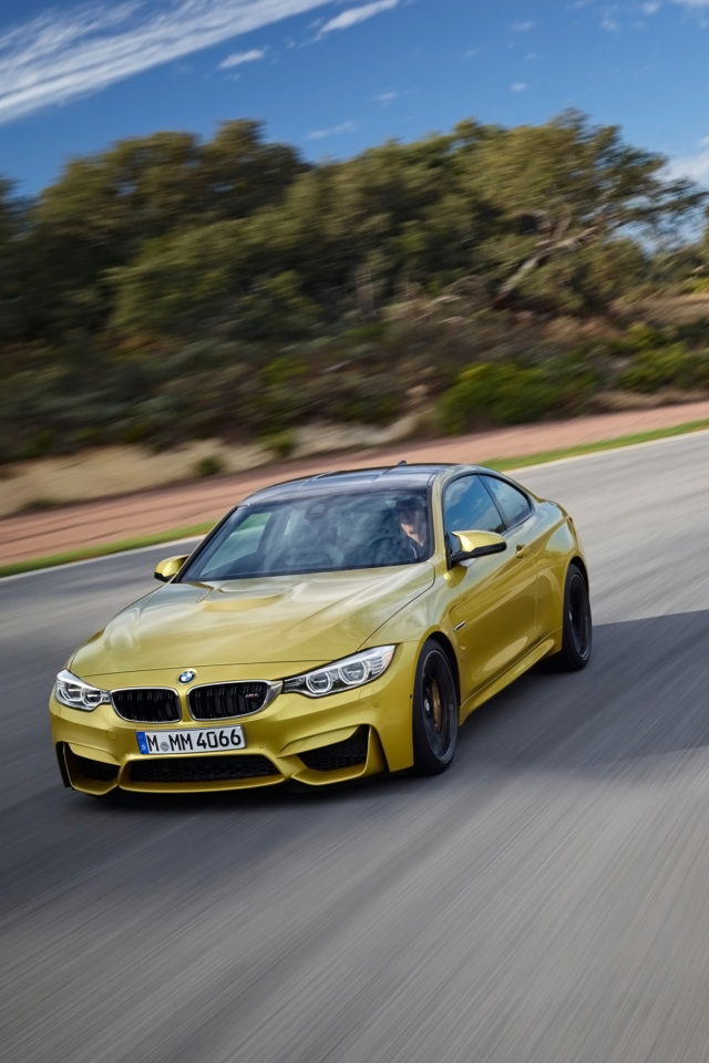 Обои 2014 BMW M4 Coupe In Motion 640x960