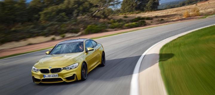 2014 BMW M4 Coupe In Motion screenshot #1 720x320