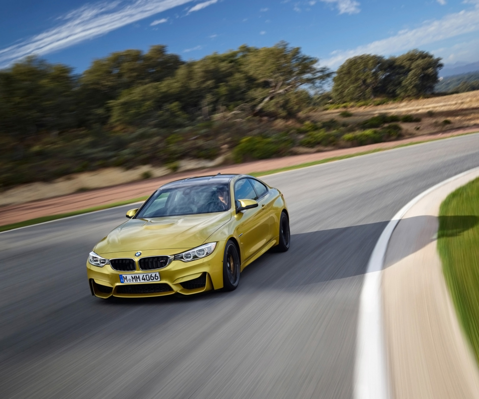 Das 2014 BMW M4 Coupe In Motion Wallpaper 960x800