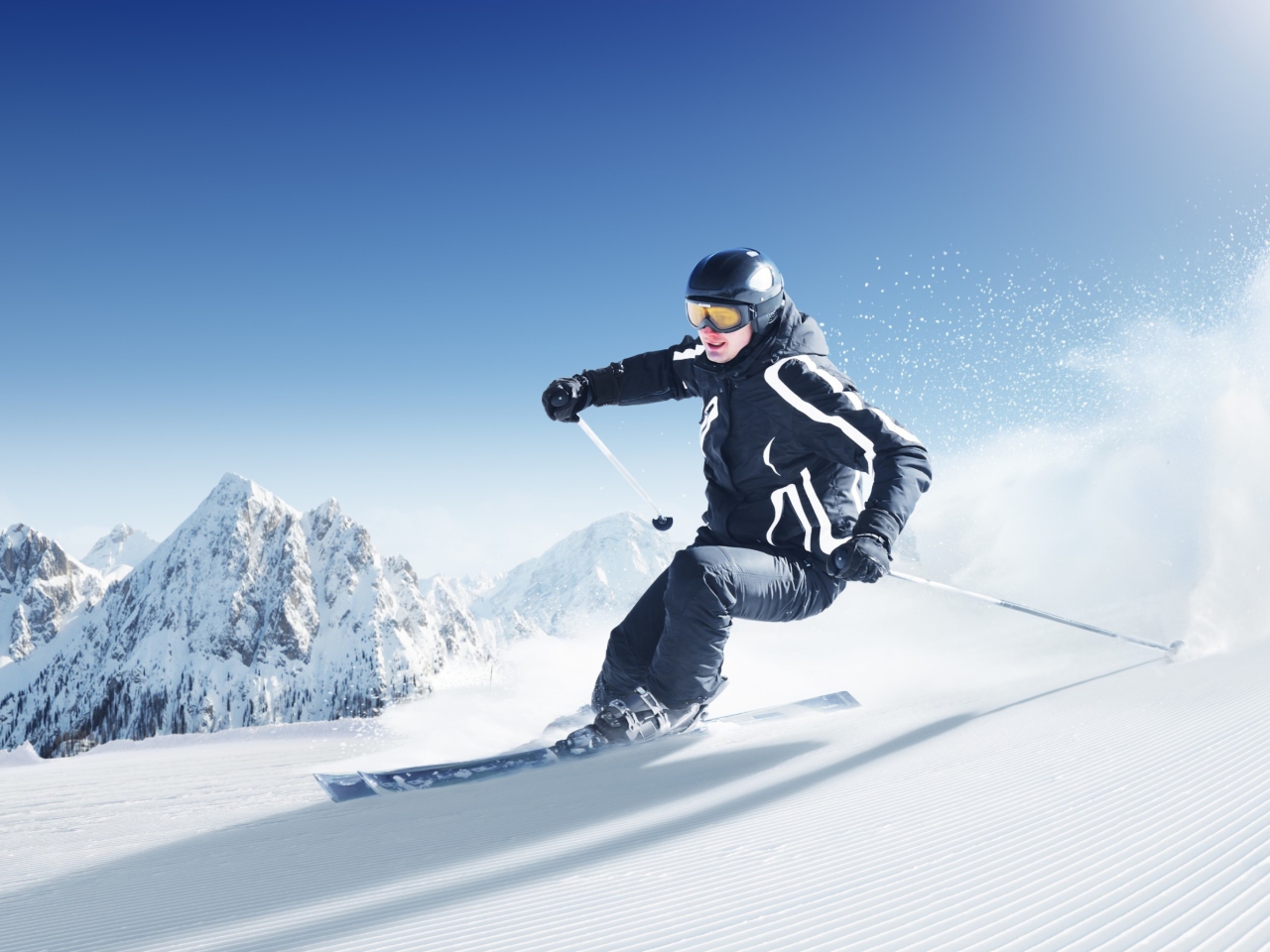 Fondo de pantalla Skiing In Snowy Mountains 1280x960