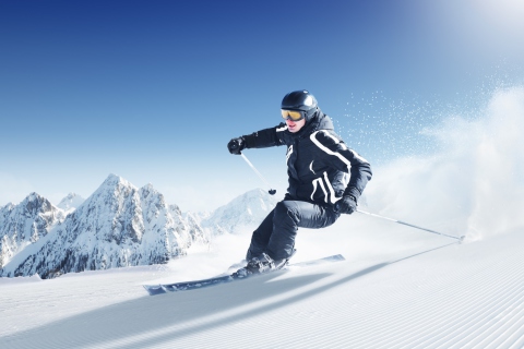 Das Skiing In Snowy Mountains Wallpaper 480x320