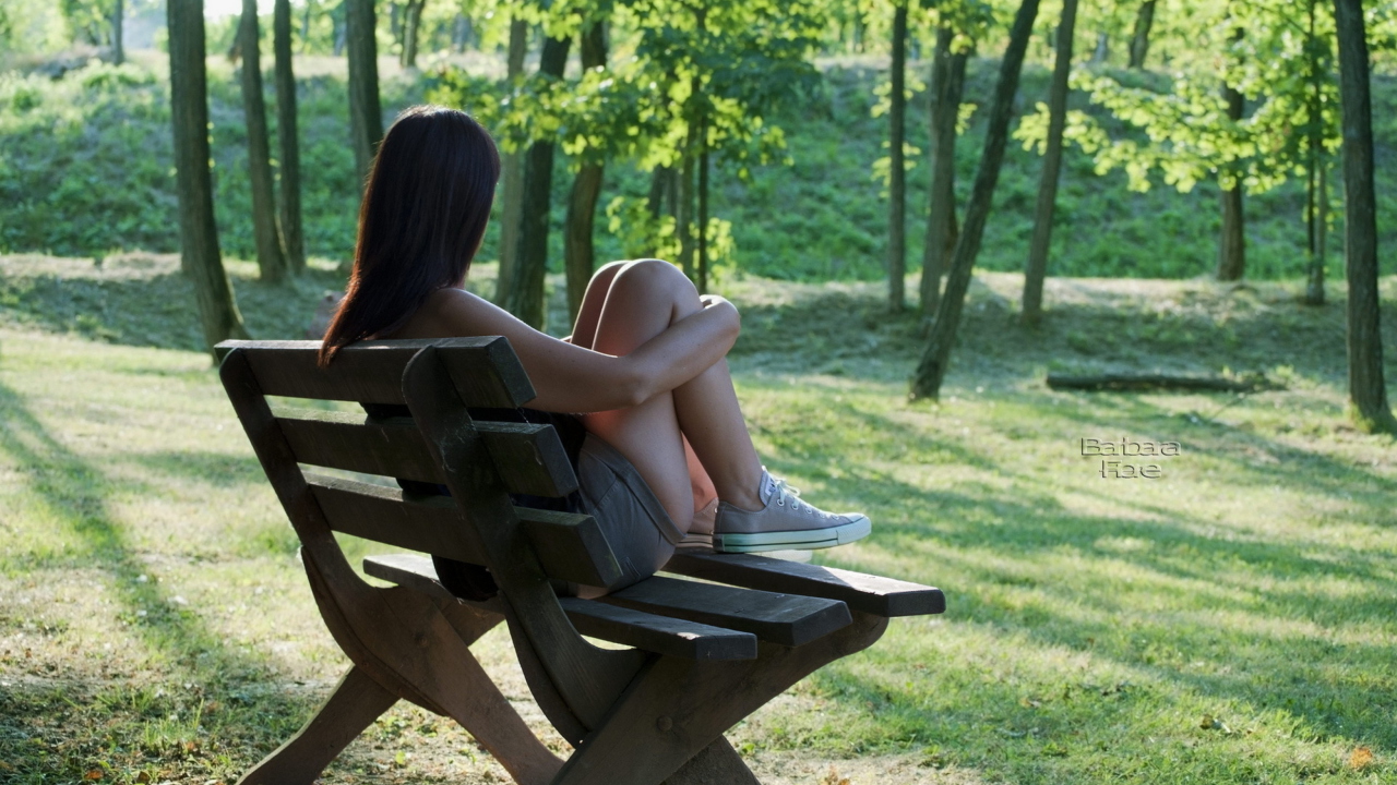 Girl Sitting On Bench screenshot #1 1280x720