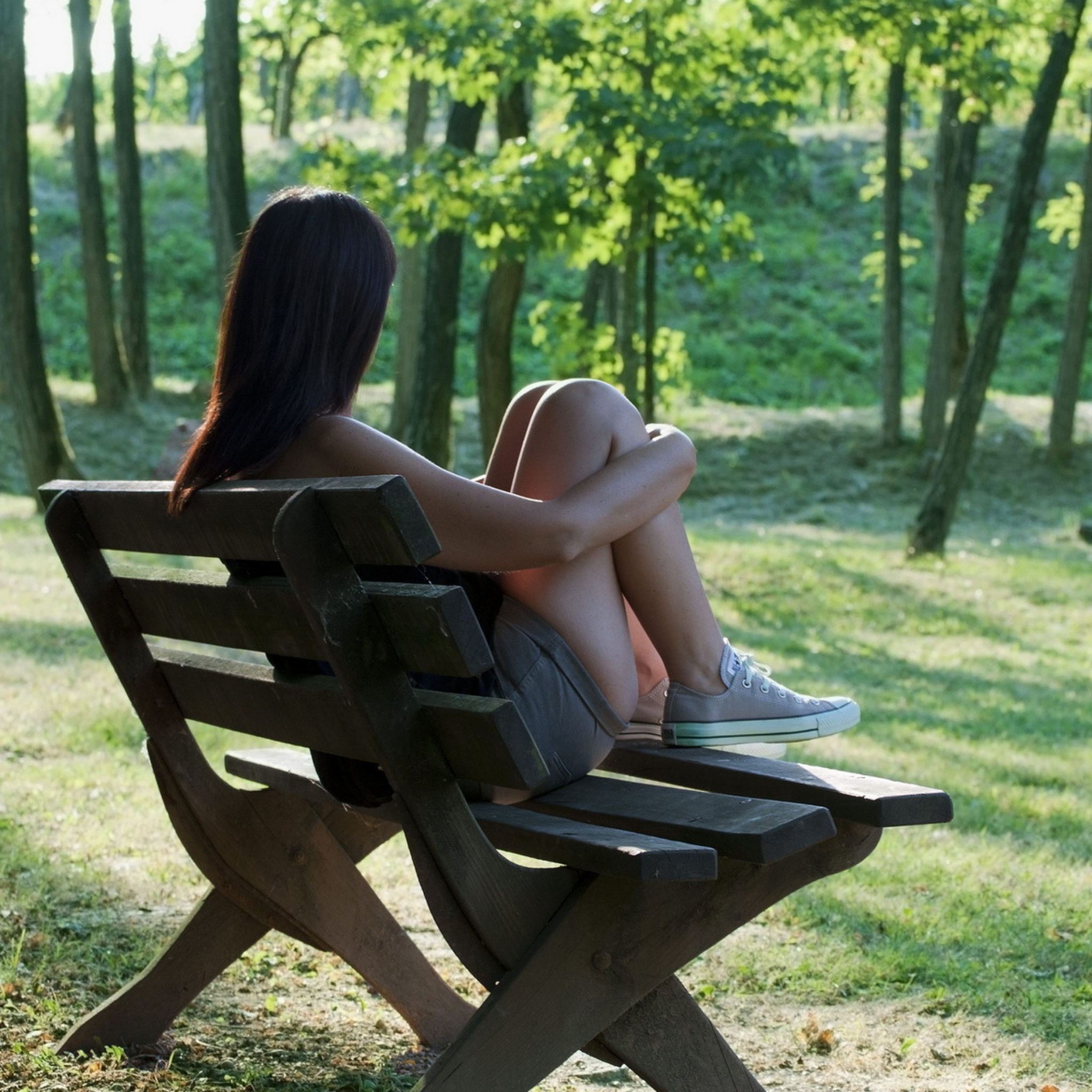 Girl sitting girl. Девушка на скамейке. Девушка на скамейке в парке. Девушка сидит на скамейке. Девушка сидит на скамейке в парке.