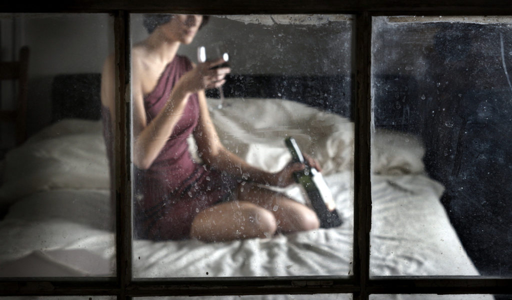 Screenshot №1 pro téma Girl Drinking Wine 1024x600