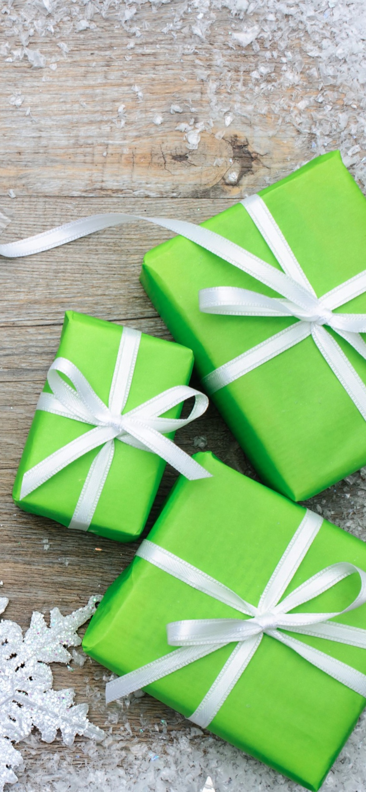 Обои Green Christmas Gift Boxes 1170x2532