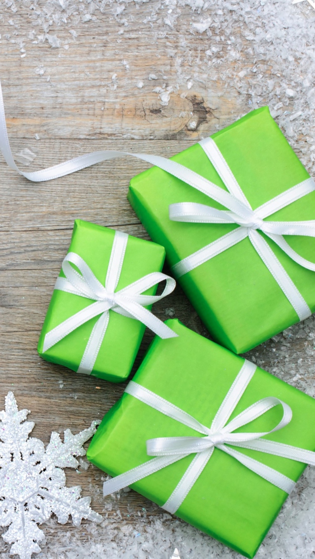 Обои Green Christmas Gift Boxes 640x1136
