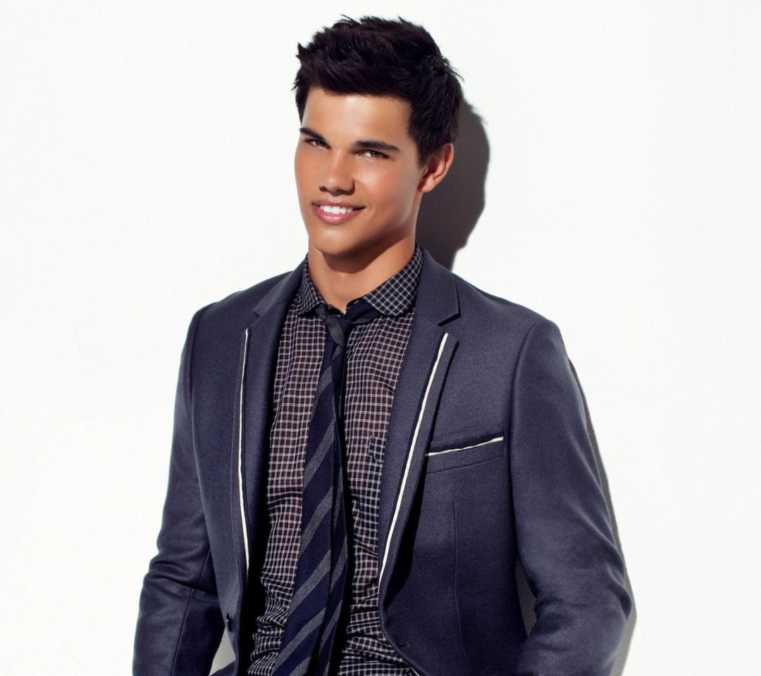 Sfondi Taylor Lautner Smile 1080x960