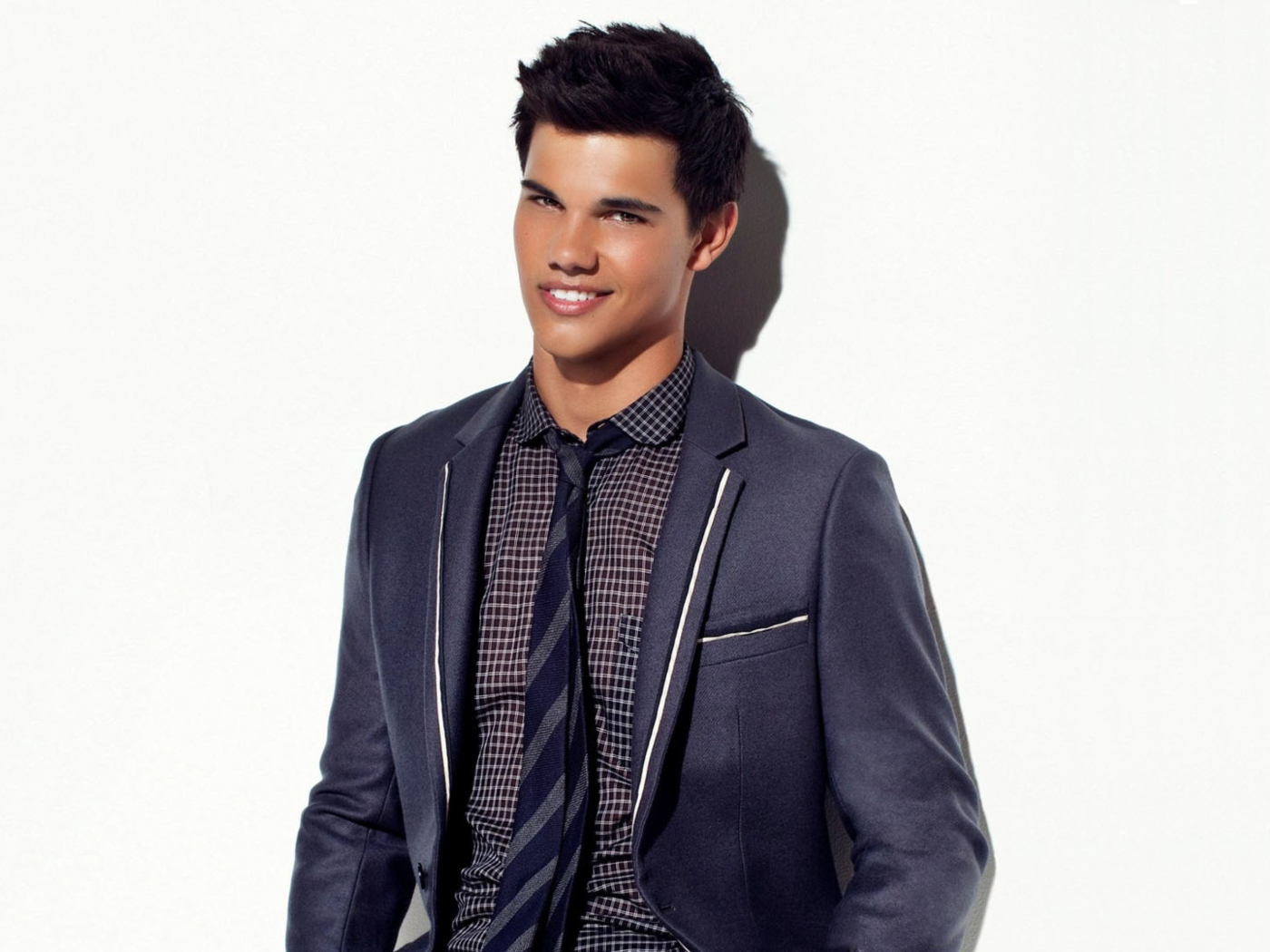 Taylor Lautner Smile wallpaper 1400x1050