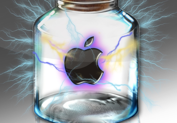 Обои Apple In Bottle