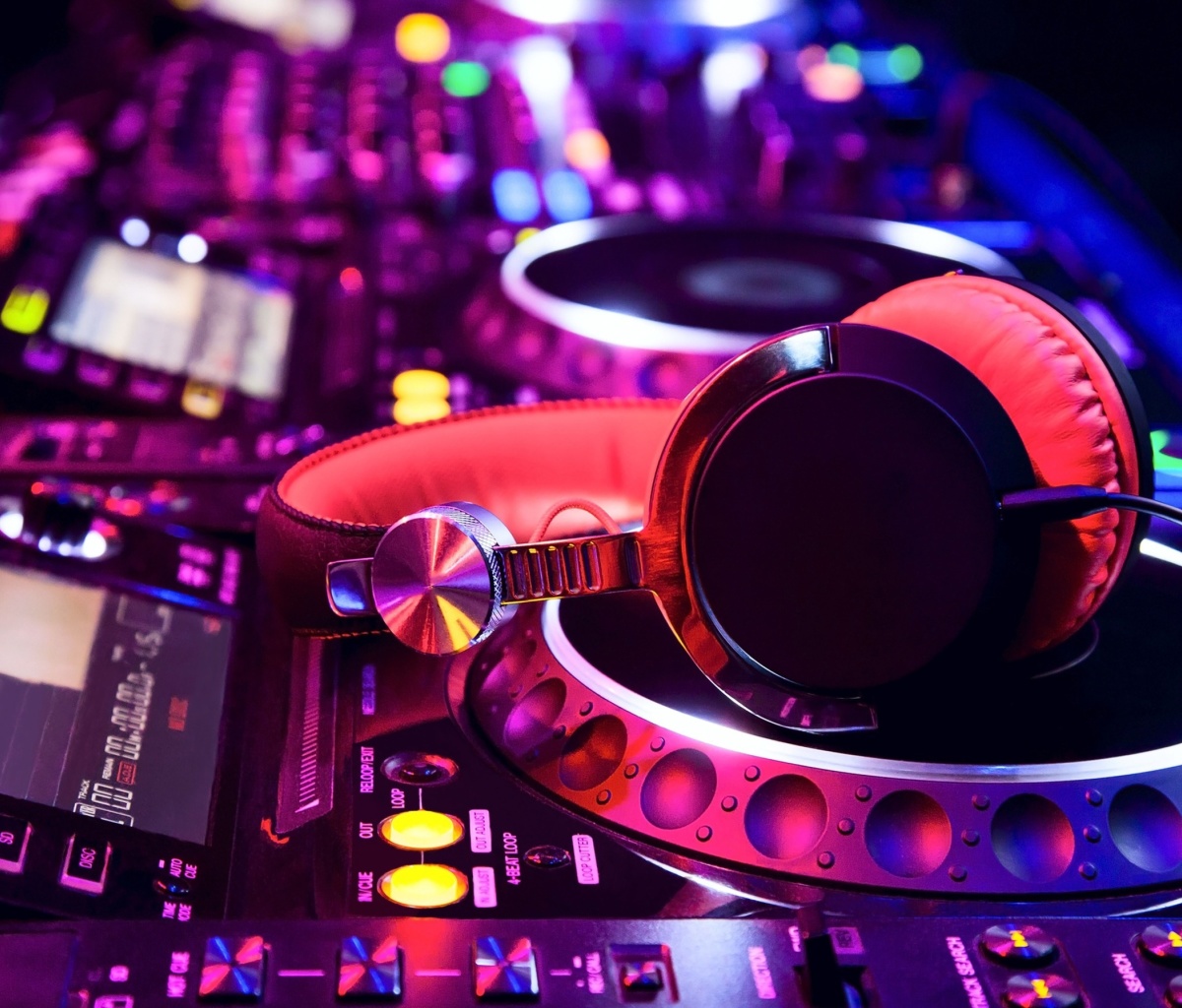 Das DJ Equipment in nightclub Wallpaper 1200x1024