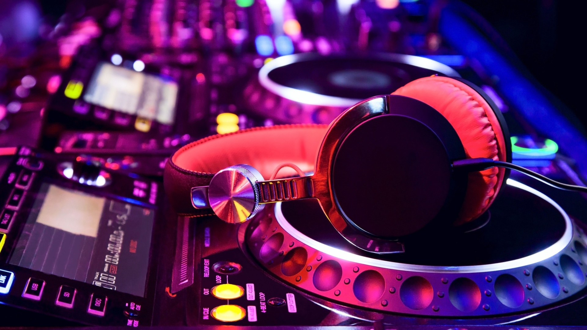 Fondo de pantalla DJ Equipment in nightclub 1920x1080