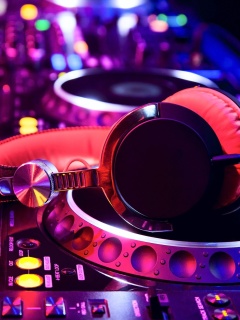 Das DJ Equipment in nightclub Wallpaper 240x320