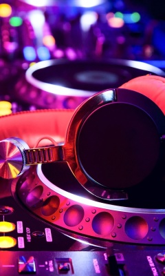 Fondo de pantalla DJ Equipment in nightclub 240x400