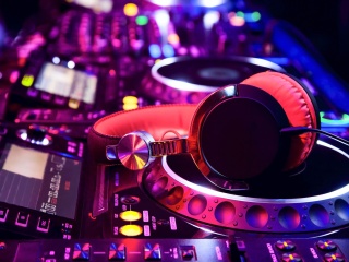 Das DJ Equipment in nightclub Wallpaper 320x240