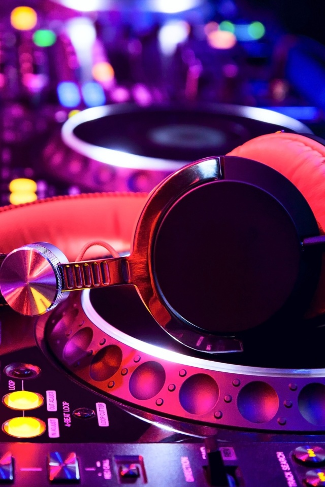 Das DJ Equipment in nightclub Wallpaper 640x960