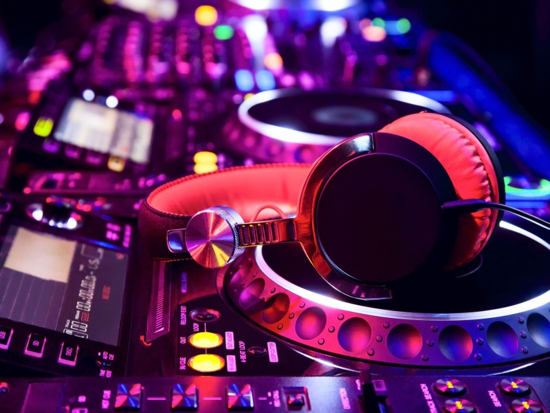 Das DJ Equipment in nightclub Wallpaper 800x600