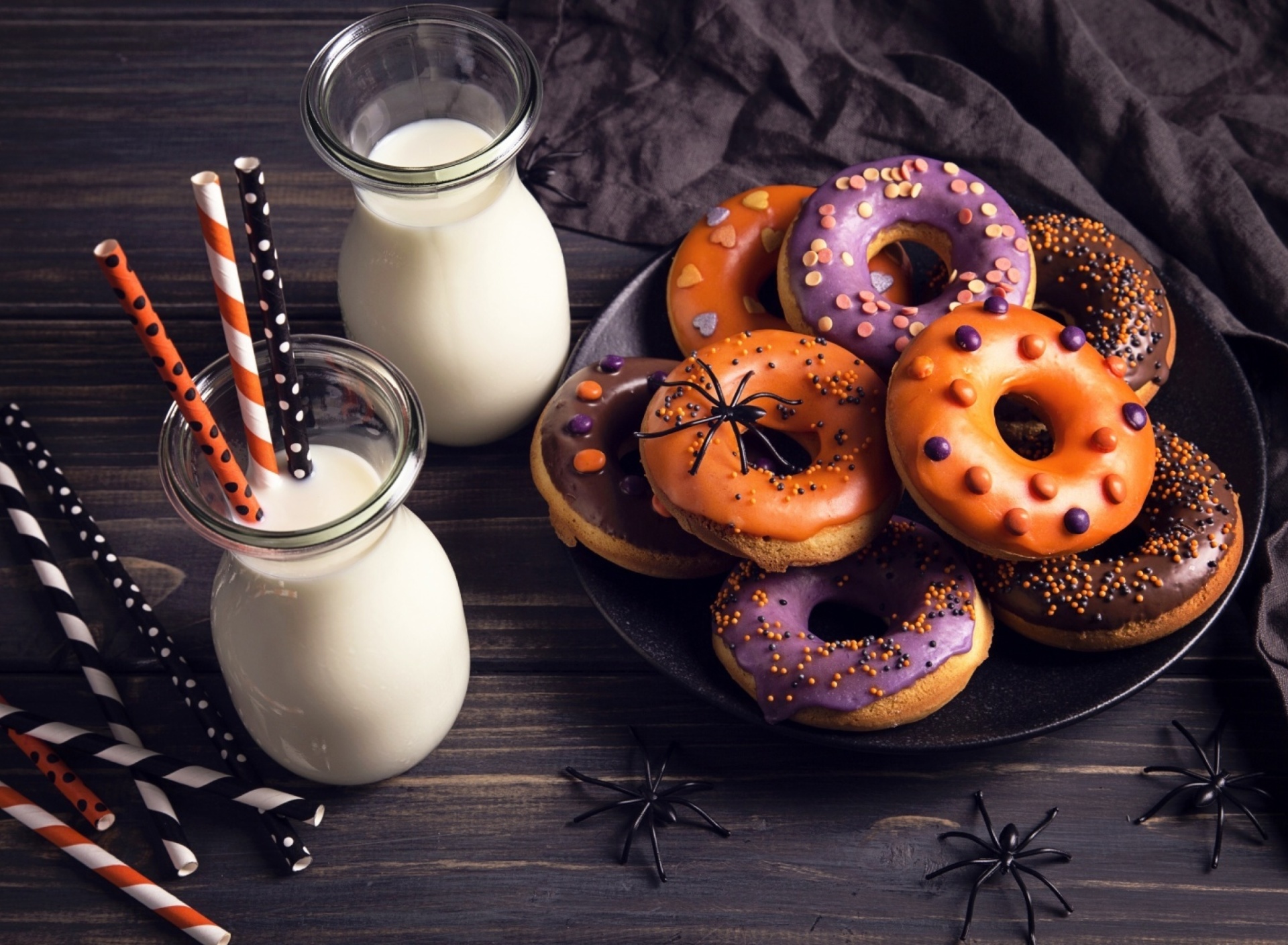 Обои Halloween Donuts 1920x1408
