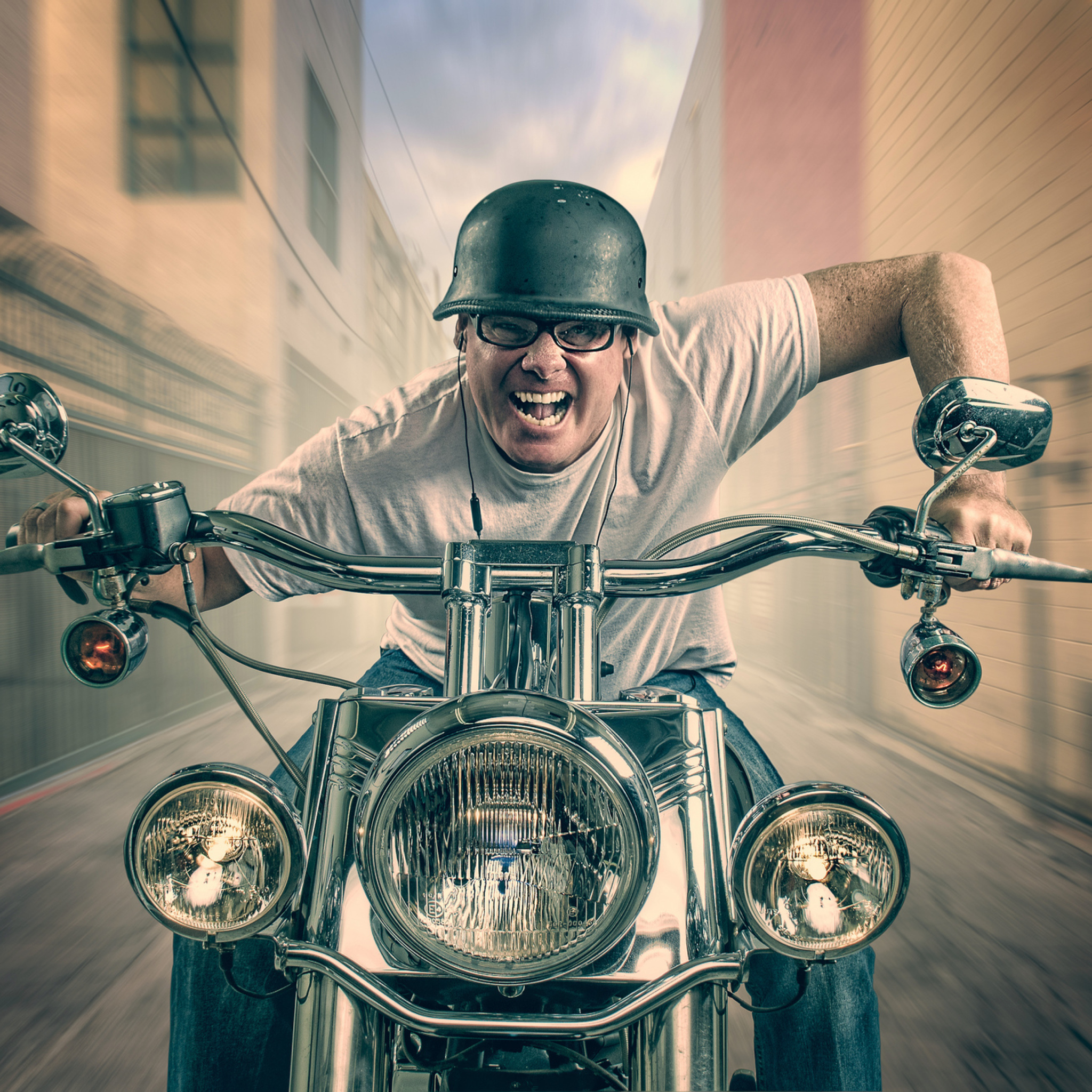 Fondo de pantalla Crazy Scooter Driver 2048x2048