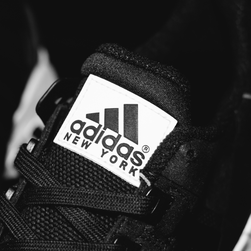 Das Adidas Running Shoes Wallpaper 1024x1024