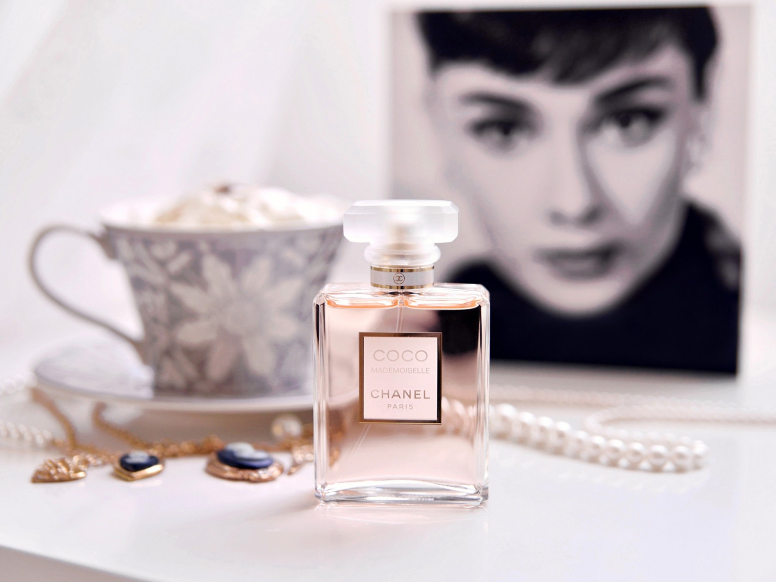 Screenshot №1 pro téma Chanel Coco Mademoiselle Perfume 1600x1200