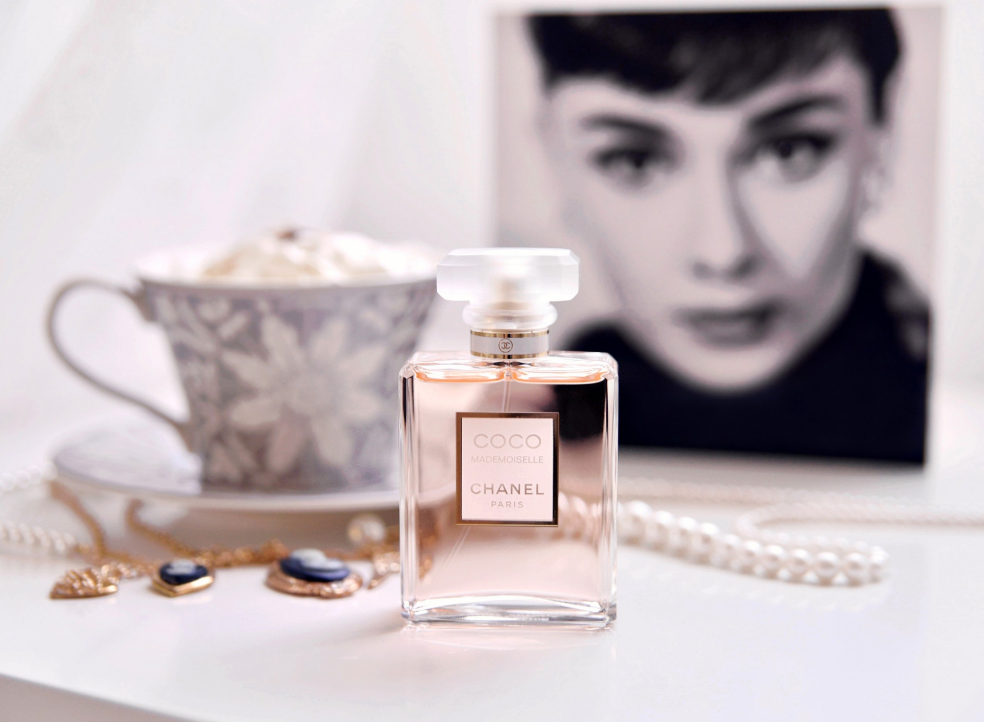 Обои Chanel Coco Mademoiselle Perfume 1920x1408