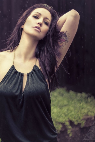 Sfondi Tattooed Brunette Model 320x480