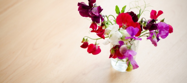 Das Bright Flowers On Table Wallpaper 720x320