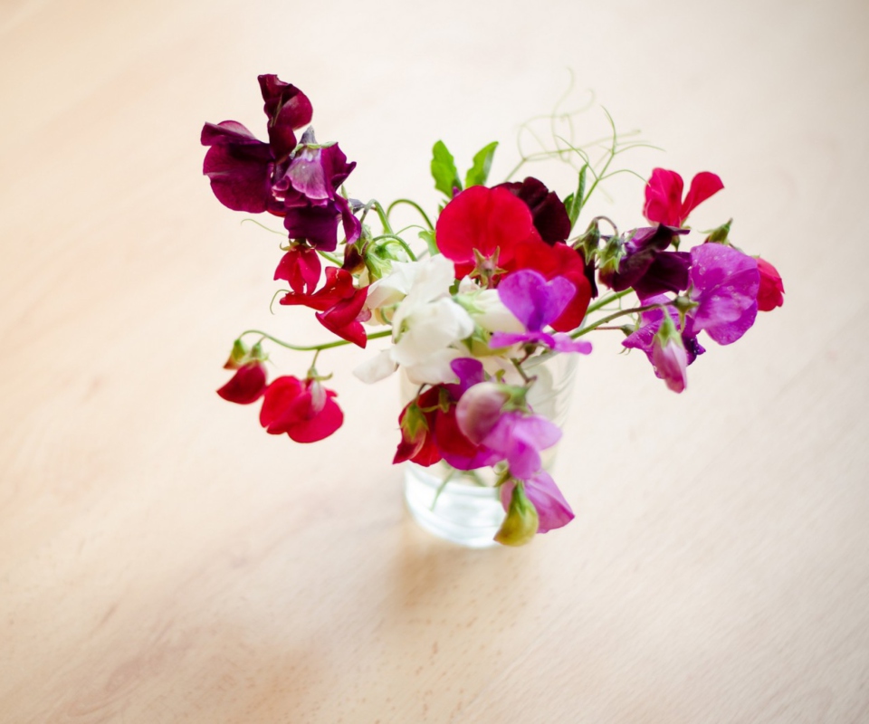 Обои Bright Flowers On Table 960x800