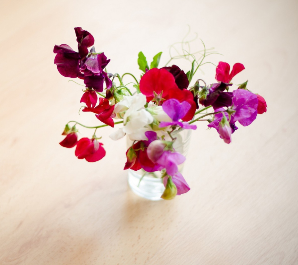 Bright Flowers On Table screenshot #1 960x854