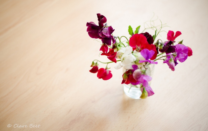 Das Bright Flowers On Table Wallpaper