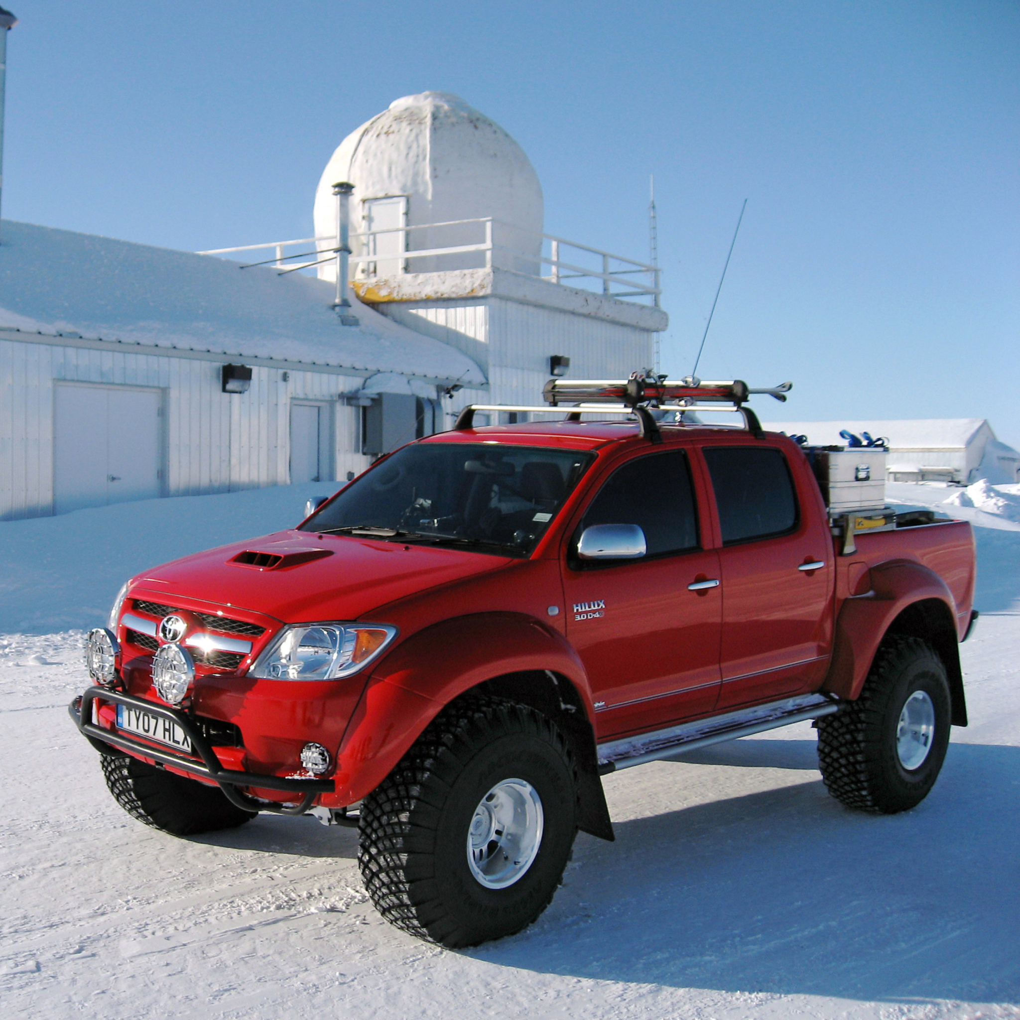 Тундра 3 в 1. Тойота Хай Лакс Arctic Trucks. 2007 Toyota Hilux Arctic Trucks at38. Toyota Hilux Arctic Trucks at38. Тойота тундра Арктик трак.