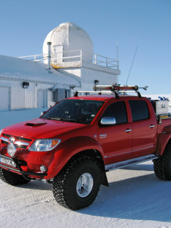 Fondo de pantalla Top Gear Toyota Hilux 240x320