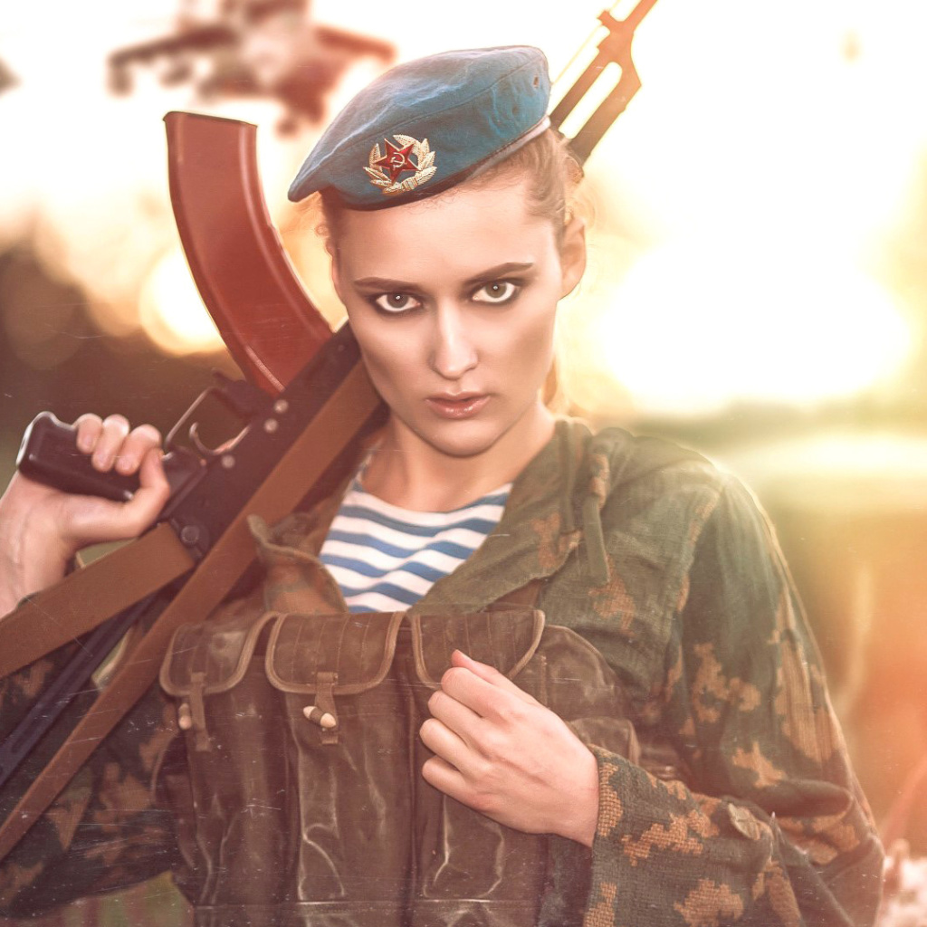 Fondo de pantalla Russian Girl and Weapon HD 1024x1024