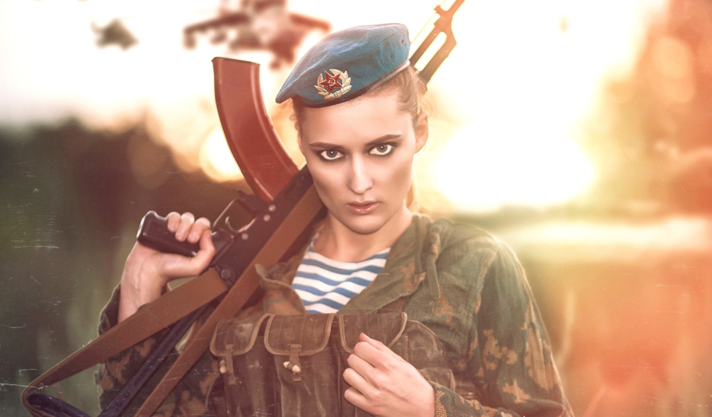 Das Russian Girl and Weapon HD Wallpaper 1024x600