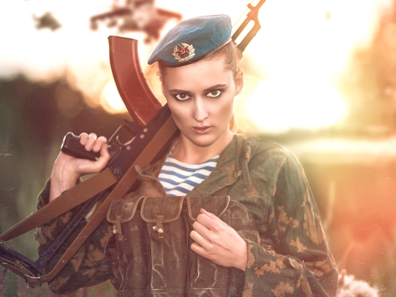 Fondo de pantalla Russian Girl and Weapon HD 1280x960