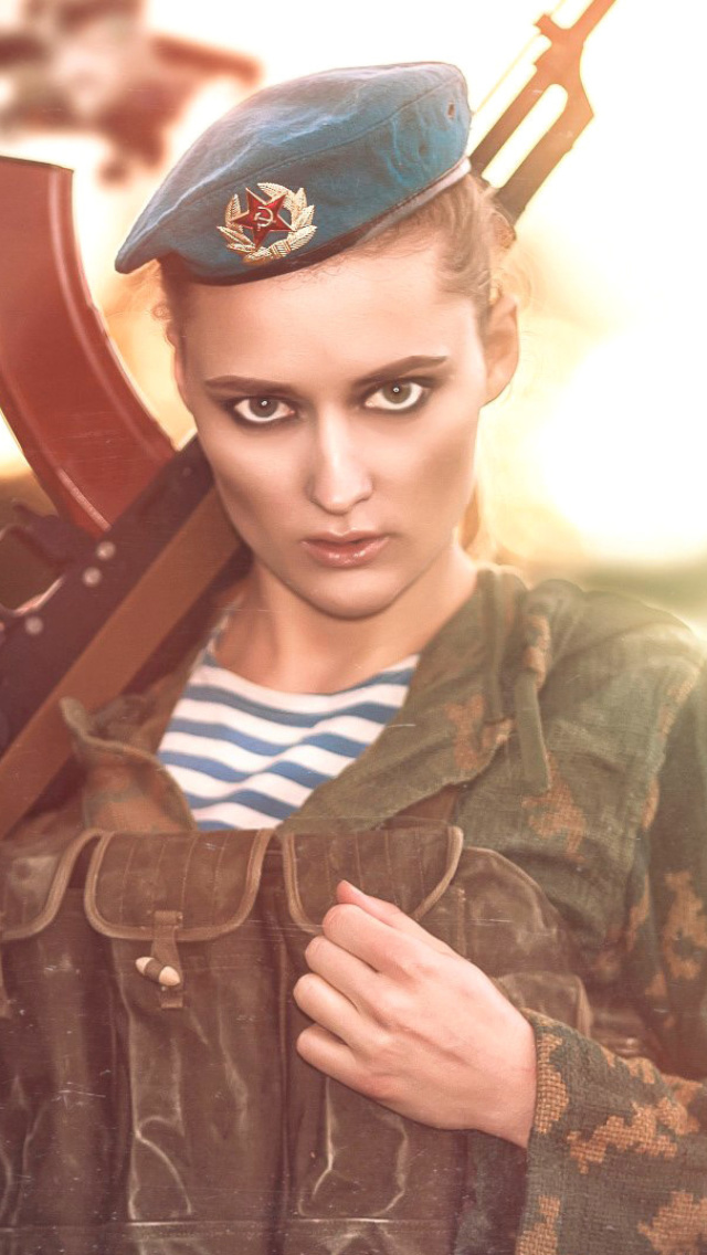 Fondo de pantalla Russian Girl and Weapon HD 640x1136