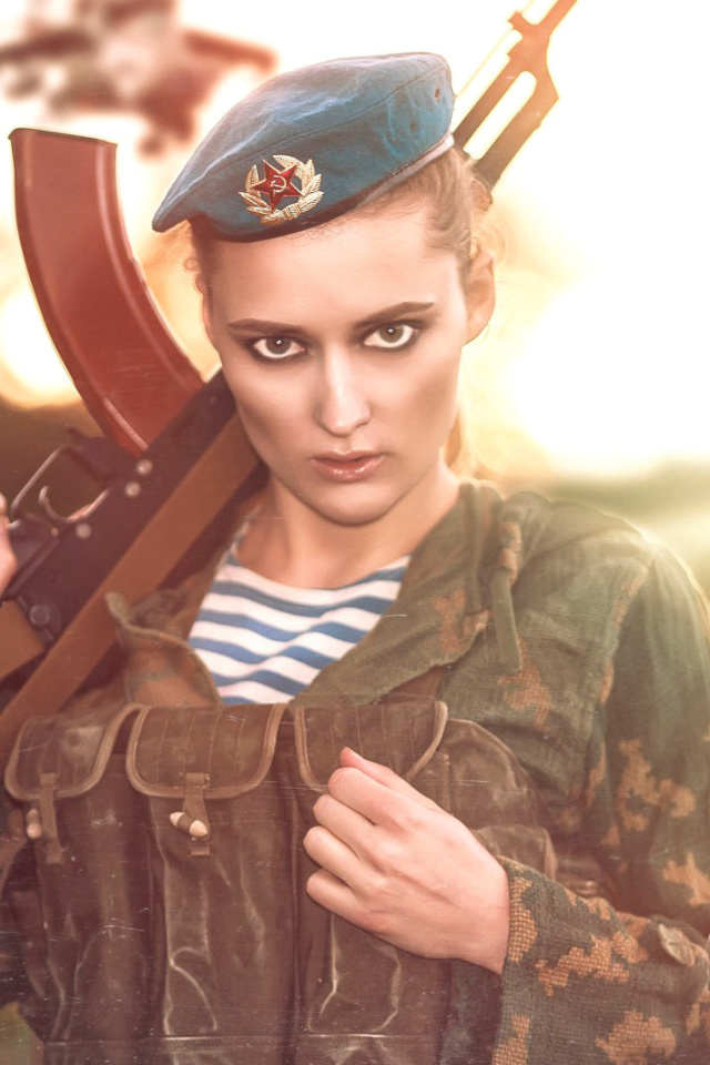 Fondo de pantalla Russian Girl and Weapon HD 640x960