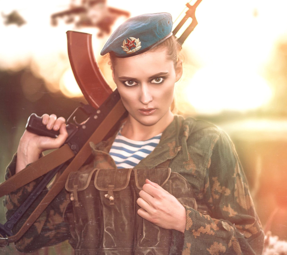 Fondo de pantalla Russian Girl and Weapon HD 960x854