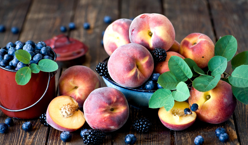 Blueberries and Peaches wallpaper 1024x600