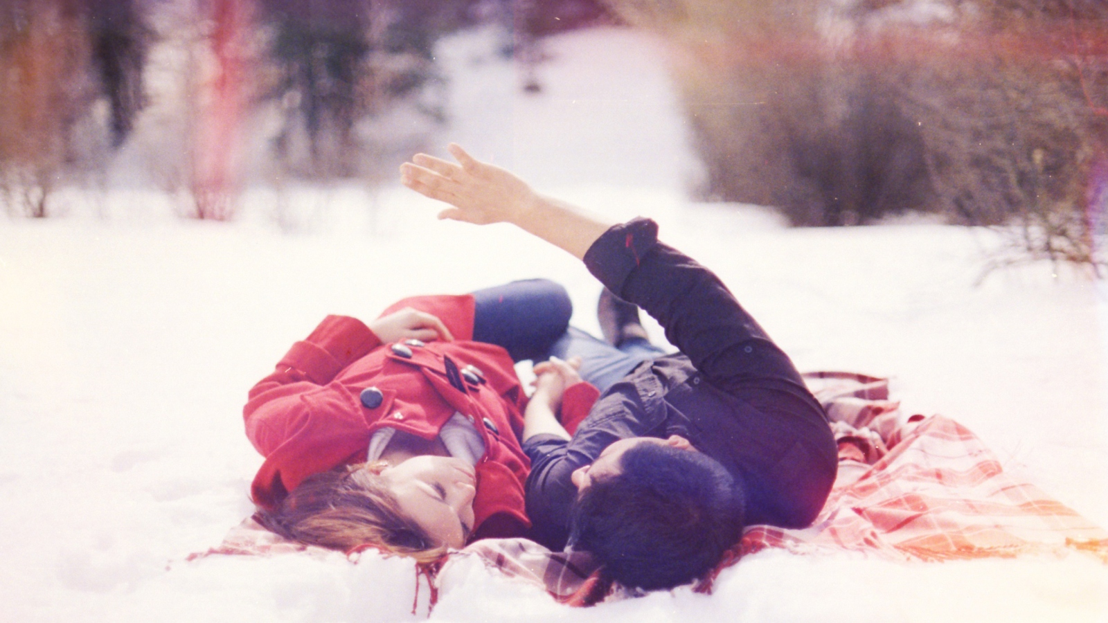 Couple In Snow screenshot #1 1600x900