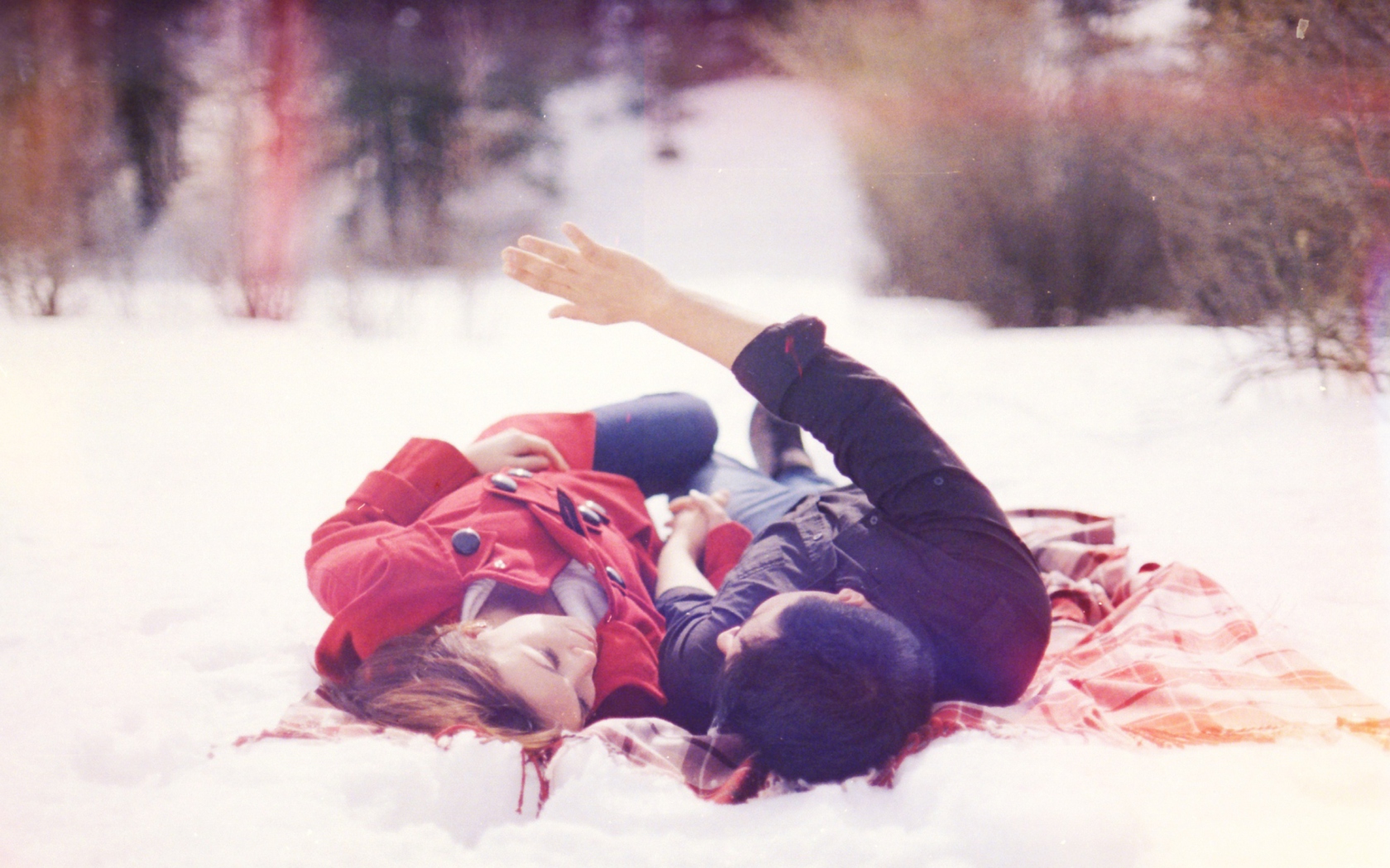 Sfondi Couple In Snow 1680x1050