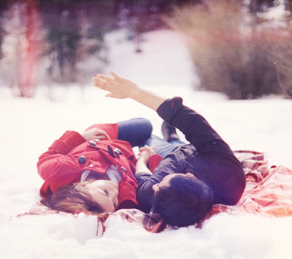 Couple In Snow wallpaper 960x854