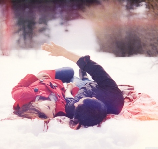 Couple In Snow - Obrázkek zdarma pro iPad Air