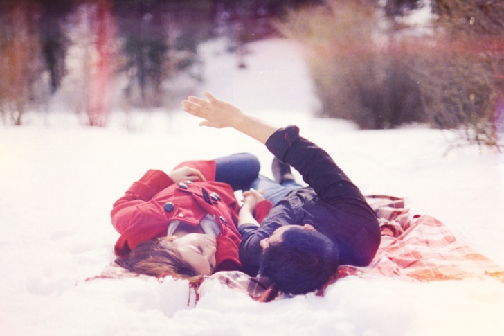 Couple In Snow wallpaper