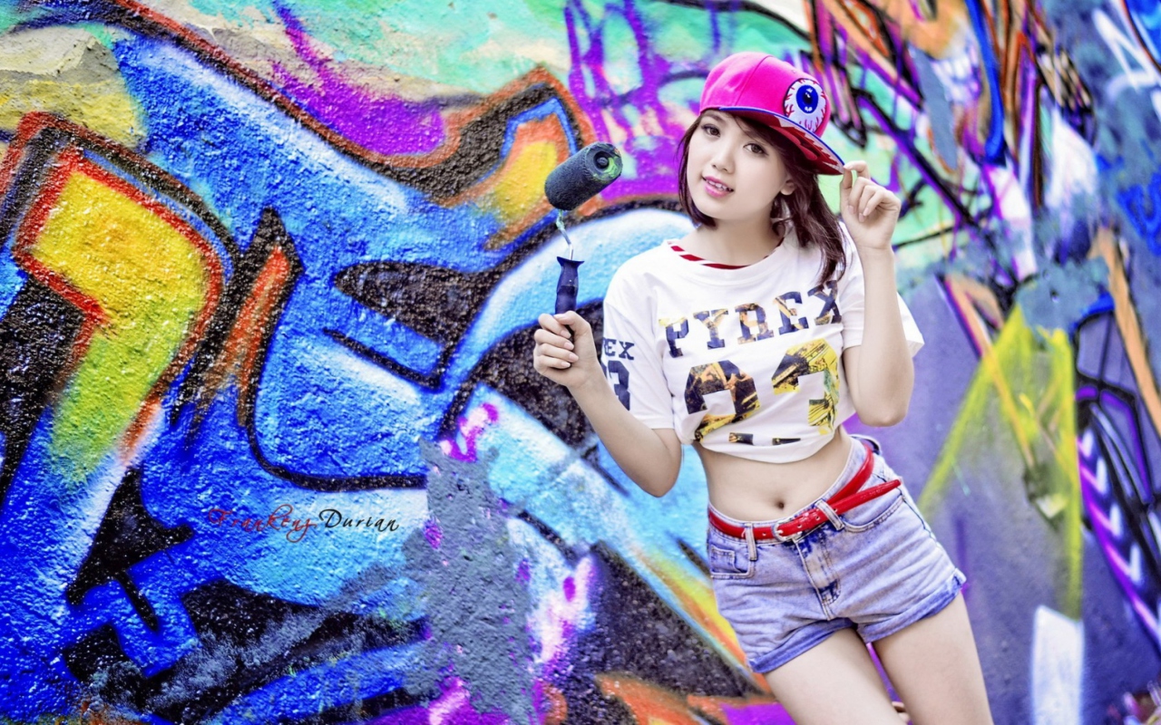 Обои Cute Asian Graffiti Artist Girl 1280x800