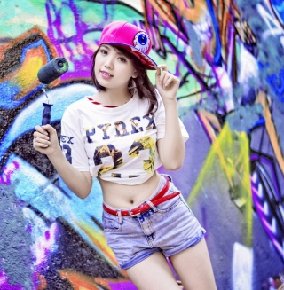 Cute Asian Graffiti Artist Girl sfondi gratuiti per 208x208