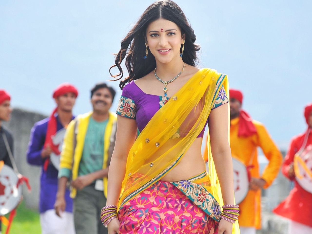 Shruti Hassan In Gabbar Singh wallpaper 1280x960